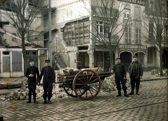 Vier brandweermannen met hun uitrusting, Reims, Marne, Frankrijk, 1917